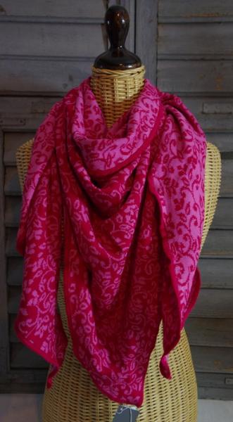 Invero Dreiecktuch Neele pink Spitze nach vorne auf Kleiderpuppe